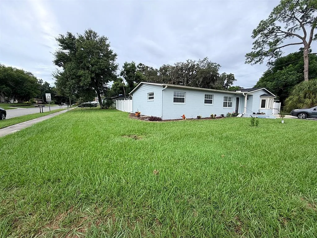 4 bed, 2.0 bath, 1500 sqft, $2,600 — Photo 2