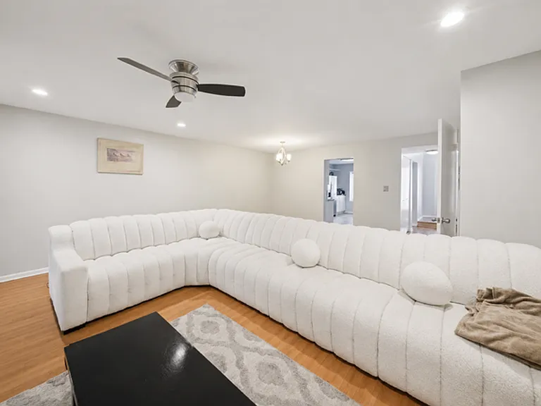 719 Waters Dr — Photo 4