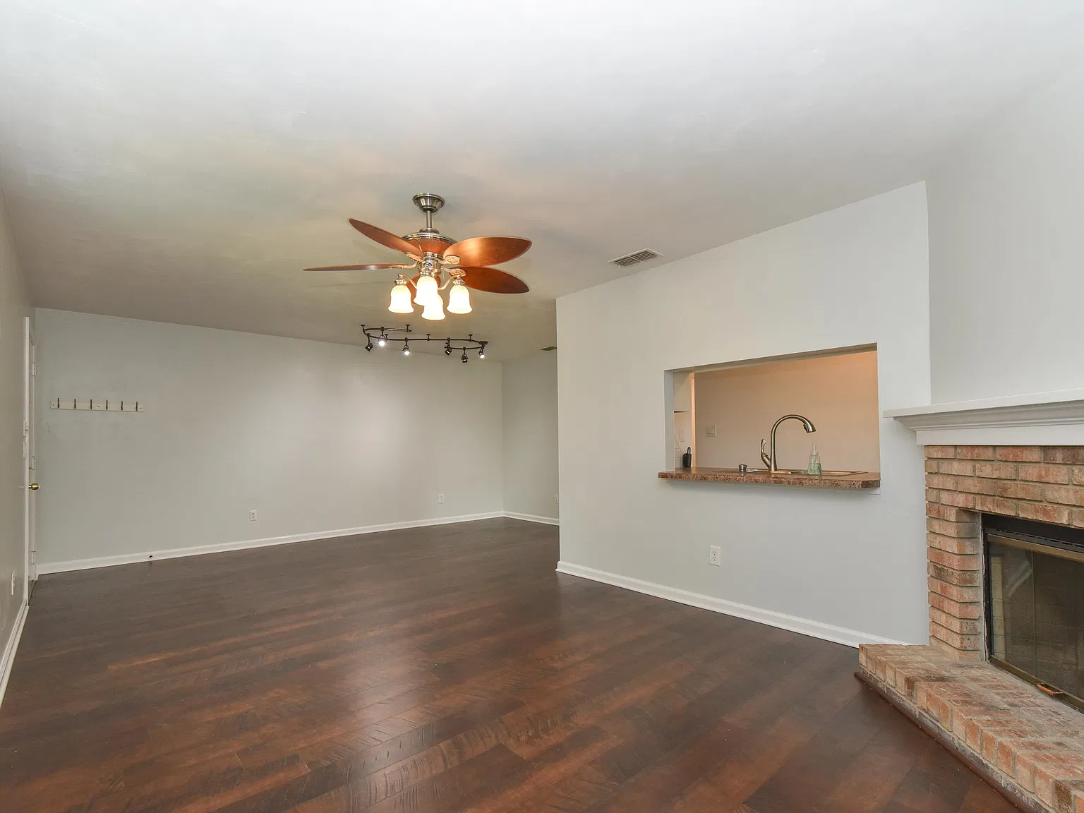 2 bed, 960 sqft, $1,600 — Photo 4