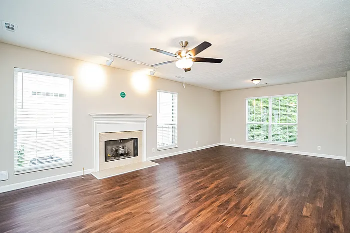 4 bed, 2.0 bath, 1902 sqft, $2,395 — Photo 4