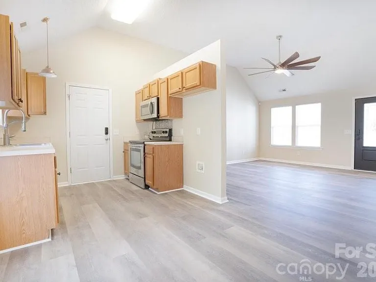 122 Addison Pl — Photo 4