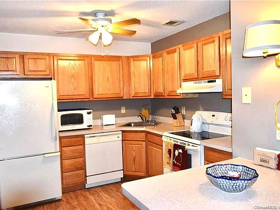 5th image of 1303 Twin Circle Dr #1303