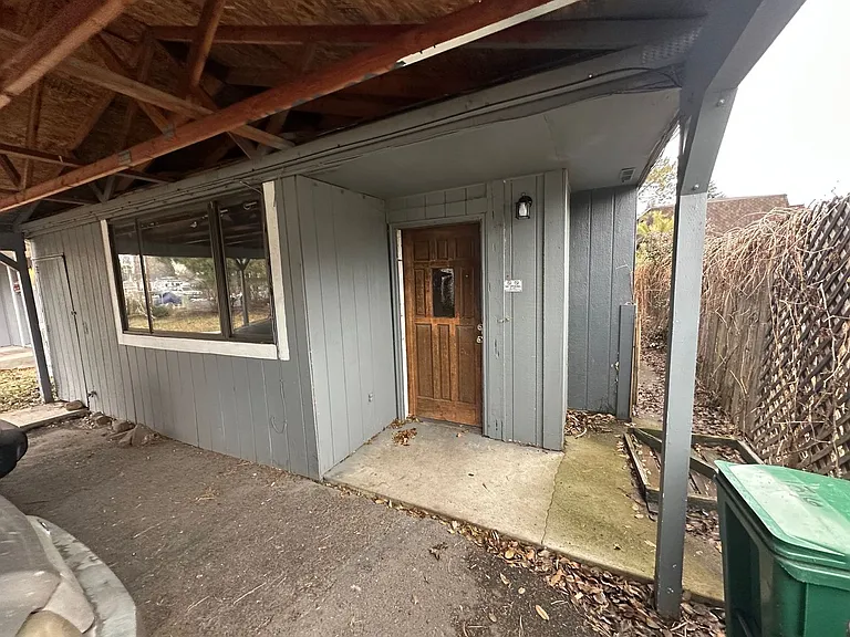 1316 Summers Ln — Photo 1