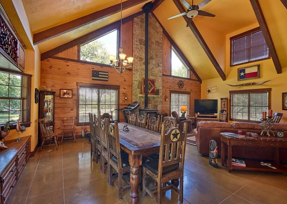 1st image of 350 Lakewood Cir