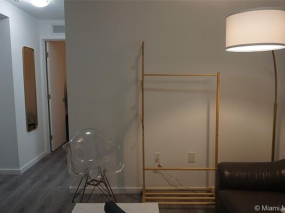 4th image of 810 7th St Unit 107