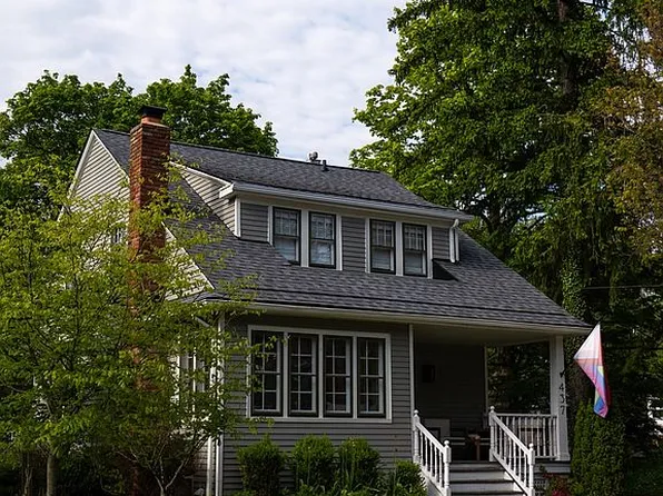 437 Bell St, Chagrin Falls, OH 44022