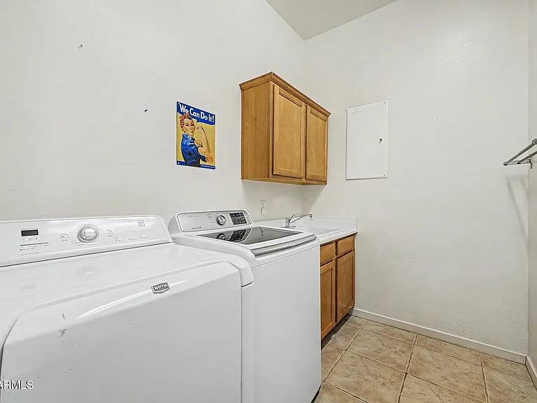 1902 E Desert Ln — Photo 34