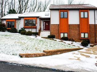 28 Renaissance Dr, Irwin, PA 15642