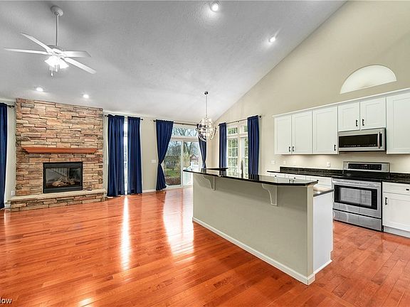4th image of 39189 Hawthorne Dr