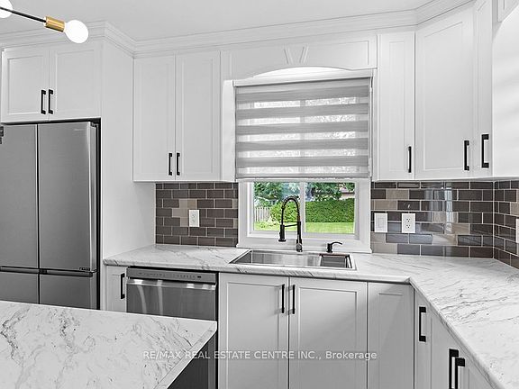 2nd image of 1030 Yonge St S