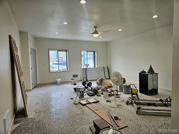 4th image of 408 Silver St