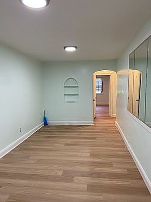 4th image of 915 E 54th St #3