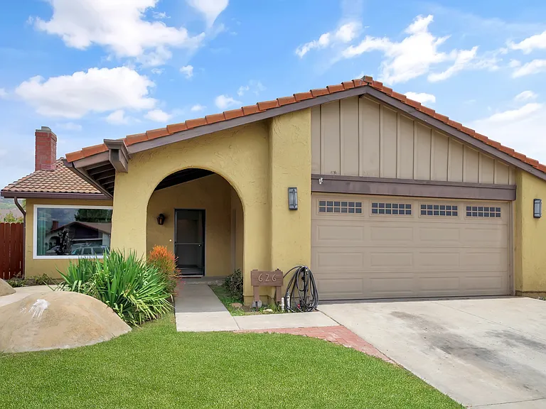 626 Manzanita Dr — Photo 2