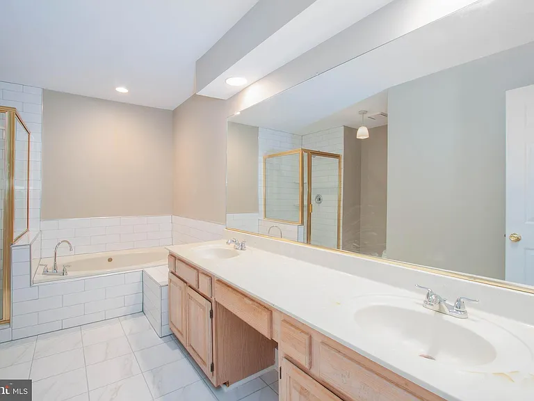 207 Southampton Ct — Photo 13