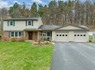 9 Country Corner Ln, Fairport, NY
