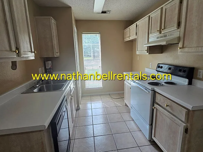 544 Kirkland Ln — Photo 2