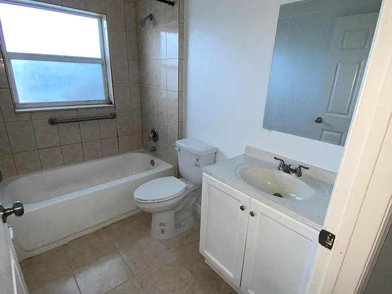 618 NE 1st St #B — Photo 13