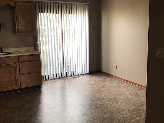 2nd image of 956 Yorkshire Dr APT B