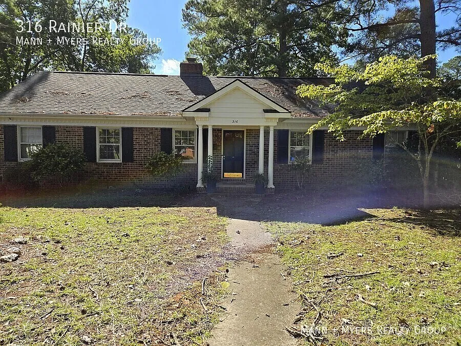 Charming Brick 3 Bedroom Home with Large Fenced Yard Minutes from Fort Bragg — Photo 4