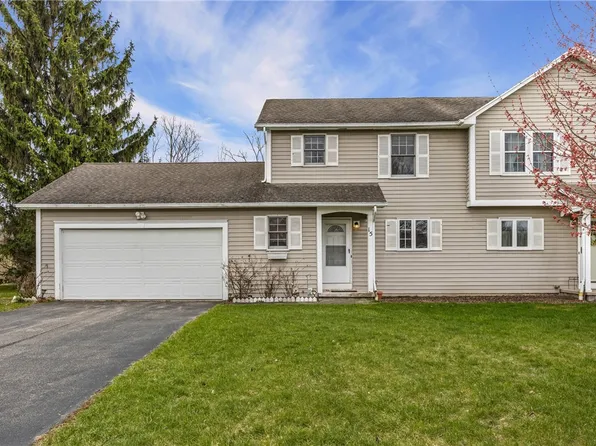 15 Hampton Ln, Fairport, NY 14450
