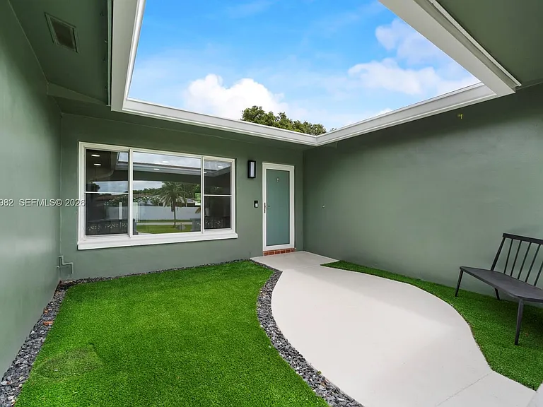 8951 NW 21st St — Photo 2