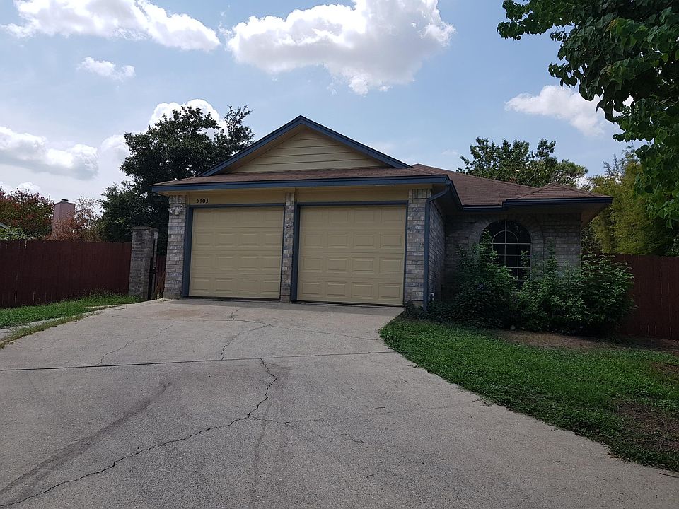 Spacious driveway entry