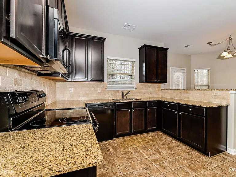 633 Stevens Pl — Photo 3