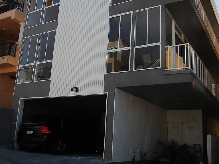 224 43rd St #B — Photo 3