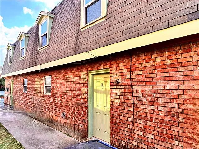 2 bed, 1.5 bath, 964 sqft, $1,200 — Photo 2