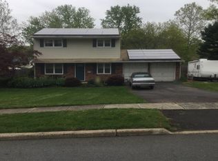 10 Darrow Ct, Kendall Park, NJ 08824