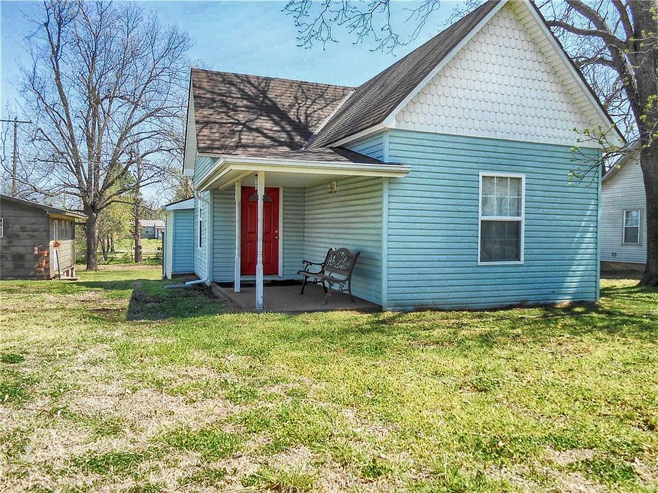 Cute curb appeal with a bright and welcoming view from the street!