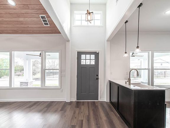 2nd image of 1421 Hunter St