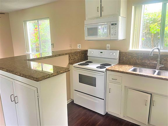 2nd image of 913 W 19th St #E