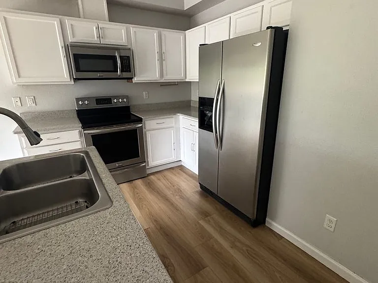 412 NE Miramar Cir — Photo 4