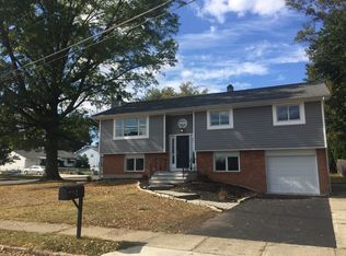 2 Sutton Dr, Hamilton, NJ 08690