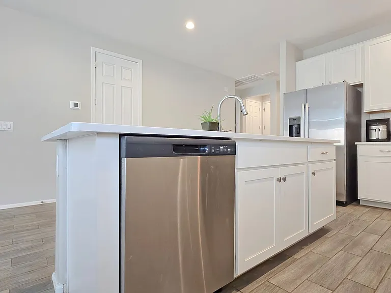 18572 W Cottontail Ln — Photo 5
