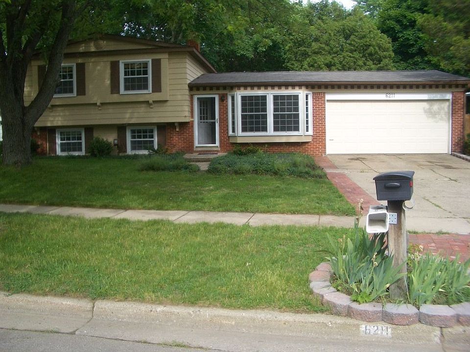 front w/ large 2 car garage