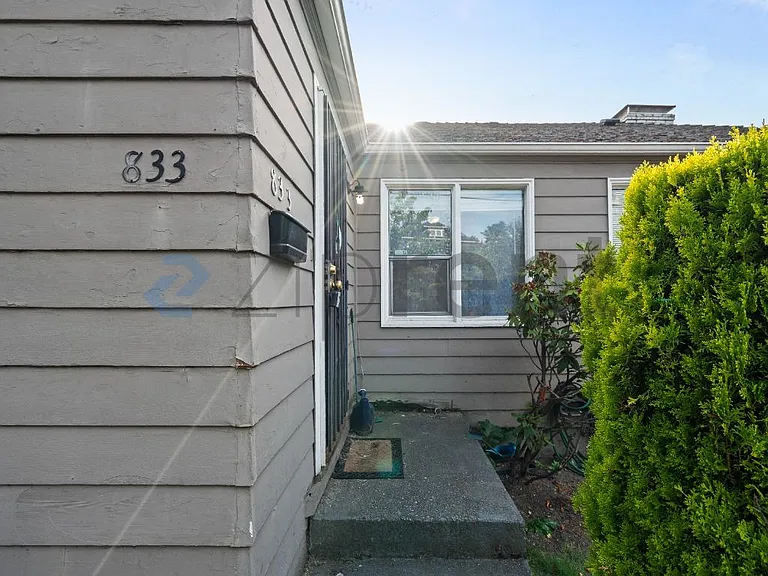 833 16th Ave — Photo 3