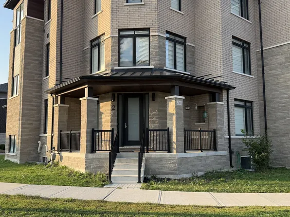 30 Skyridge Dr #2, Brampton, ON L6P 4P5