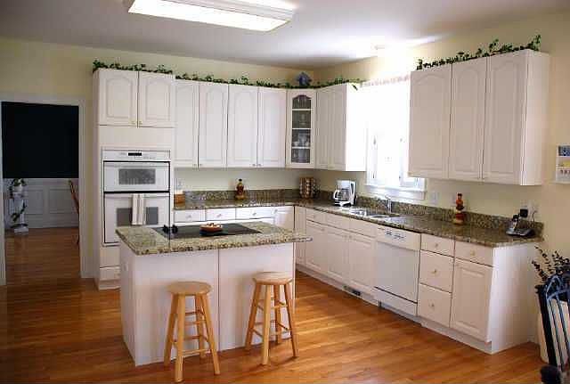 2nd image of 302 Lippershey Ct