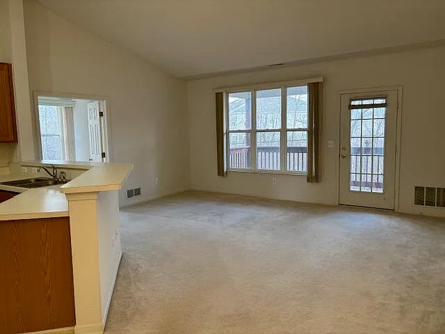 1452 Fox Pointe Cir — Photo 2