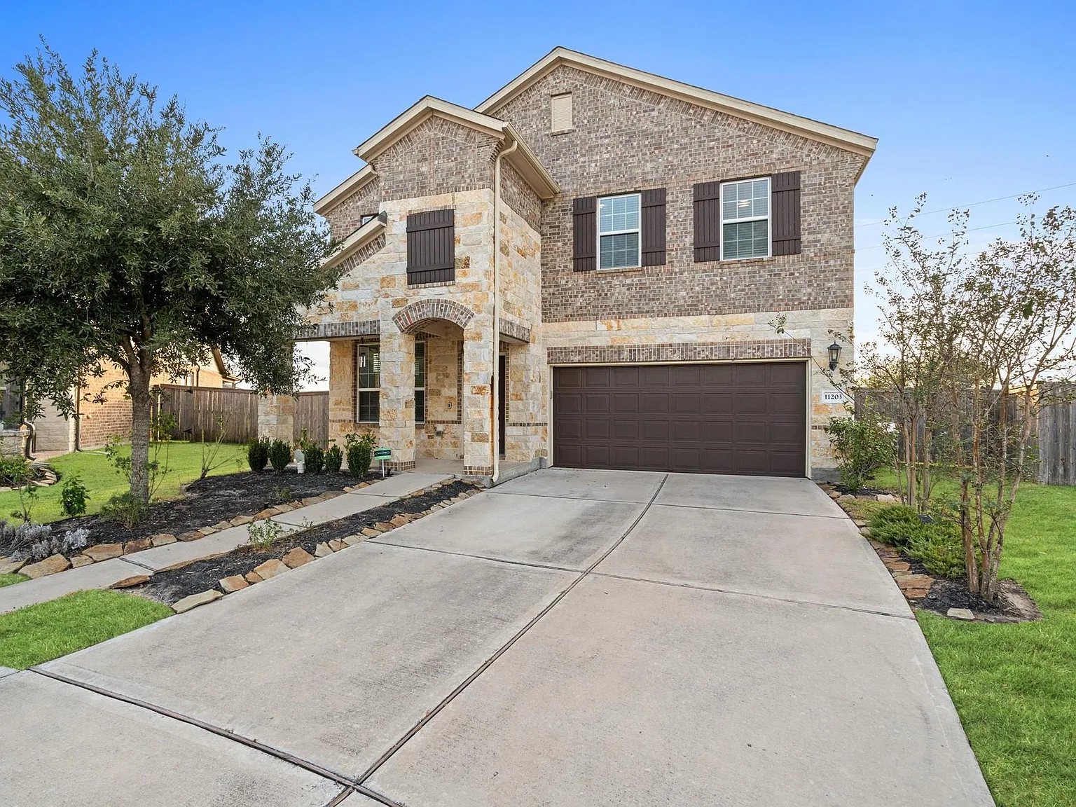 4 bed, 3.5 bath, 2732 sqft, $2,800 — Photo 2