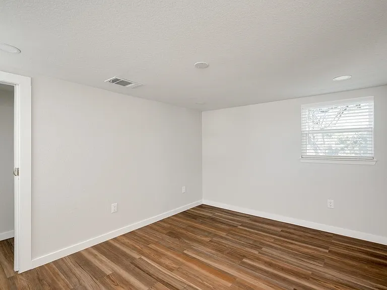 809 N West St — Photo 23