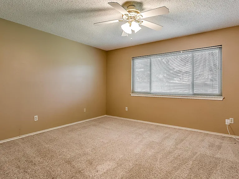 808 Sandhurst Dr — Photo 15