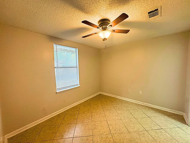 Willow Tree Apartments — Photo 10