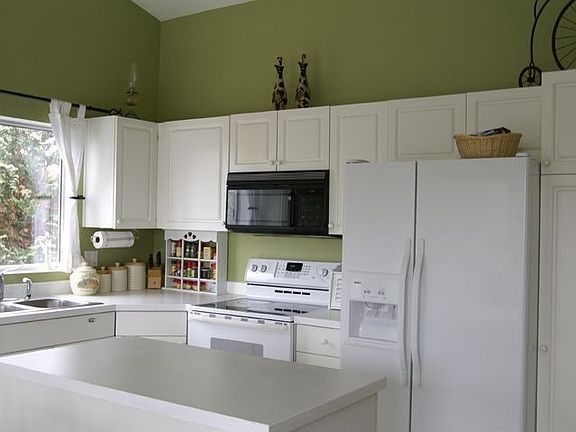 Kitchen w island, built-in Microwave, ceramic stove top, Fridge with icemaker