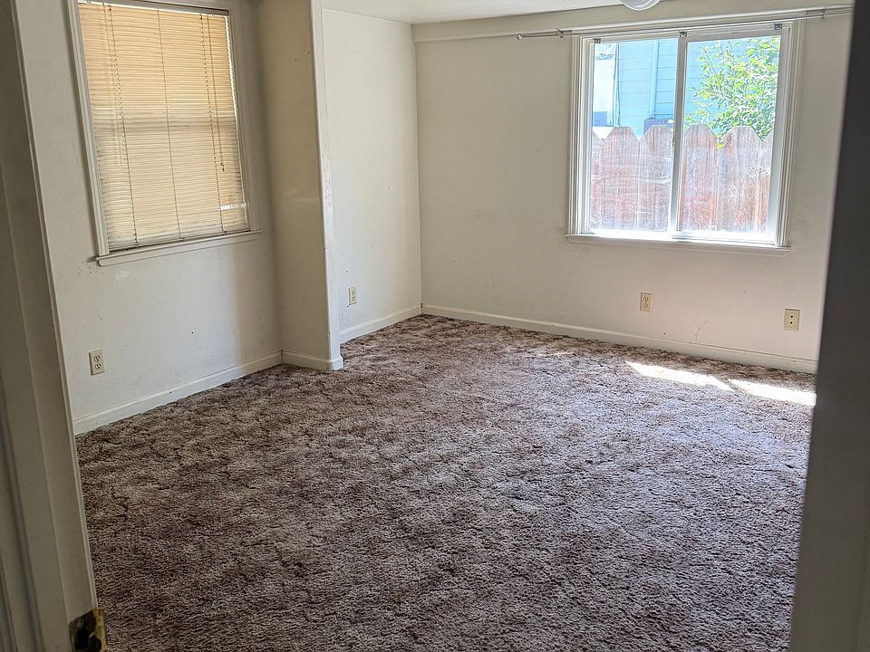 1st image of 125 N San Lorenzo Ave