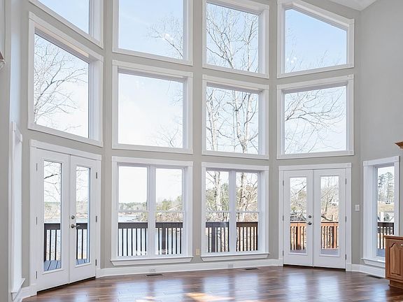Image 3: Floor to Ceiling Windows