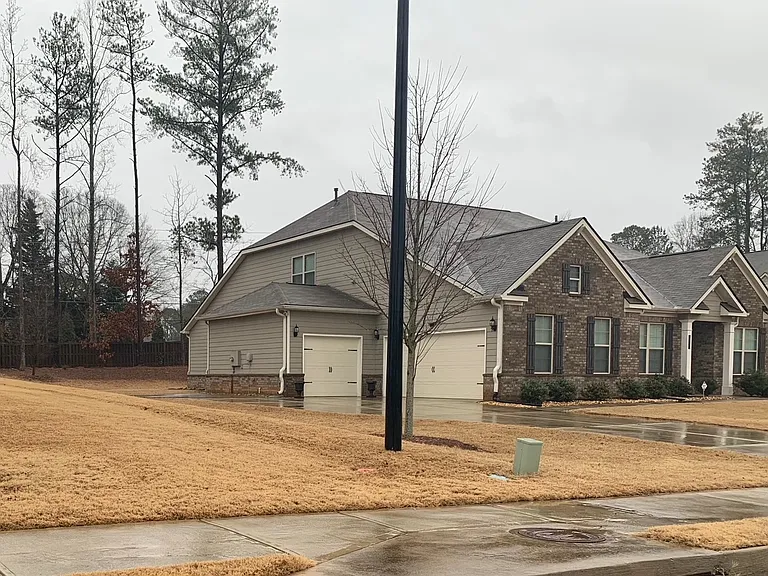 1390 Beechworth Ln — Photo 9