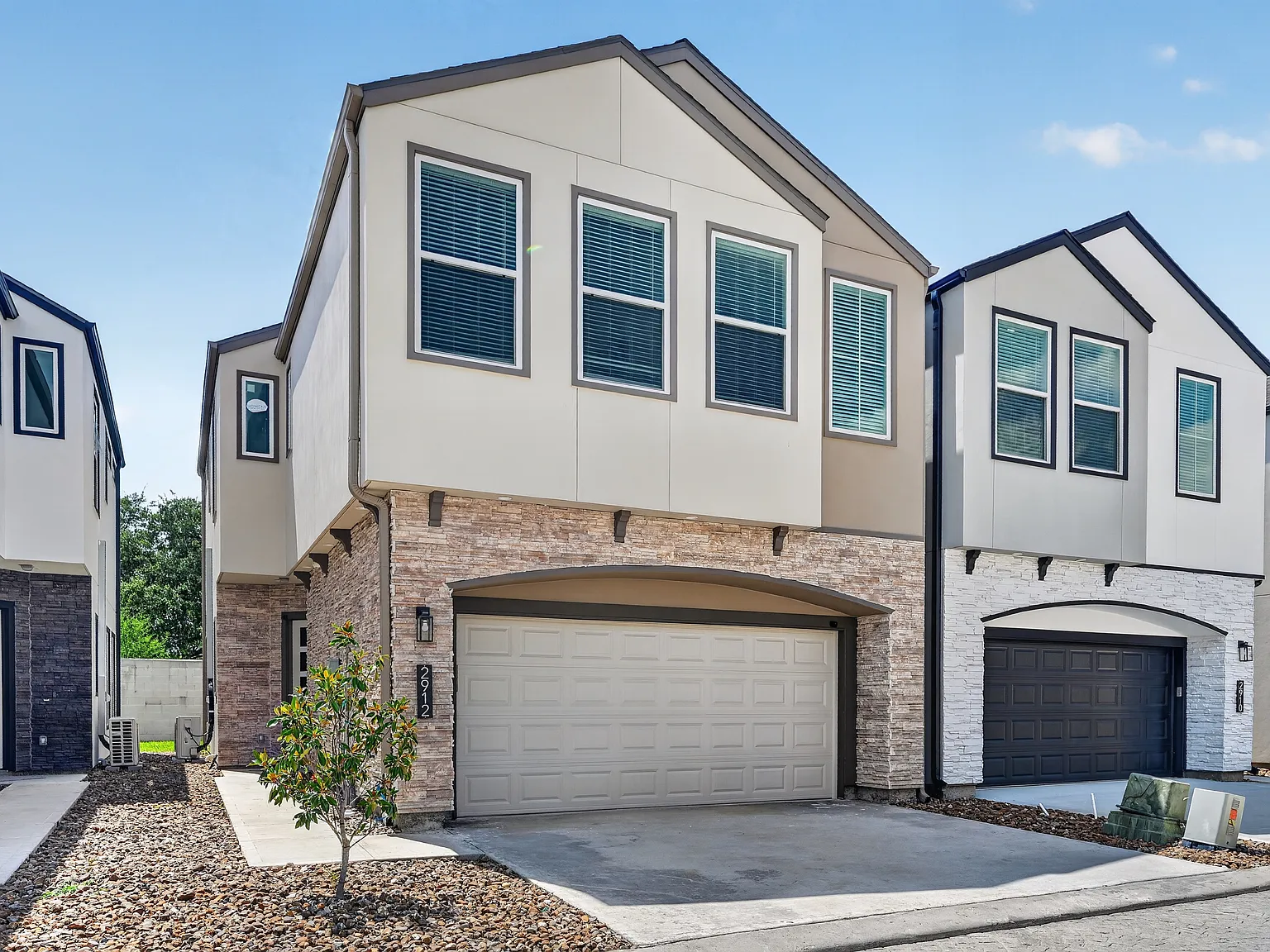 3 bed, 2.5 bath, 2101 sqft, $5,750 — Photo 2